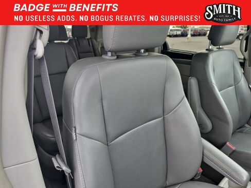 Used 2013 Volkswagen Routan SE FWD image 10