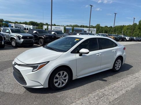 Used 2025 Toyota Corolla LE FWD image 4
