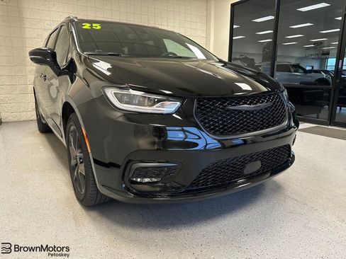 Used 2025 Chrysler Pacifica Limited w/ Trailer Tow Group AWD/4WD image 1