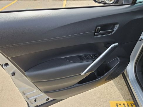 Used 2025 Toyota Corolla Cross LE image 13