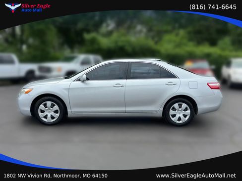 Used 2008 Toyota Camry LE FWD image 2