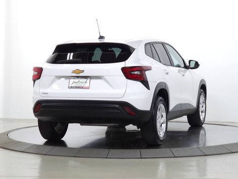 Used 2024 Chevrolet Trax LS w/ LS Convenience Package FWD image 11
