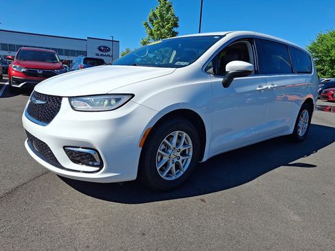 Used 2023 Chrysler Pacifica Touring-L FWD image 3