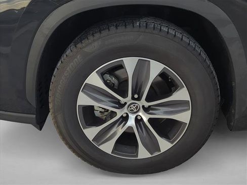 Certified 2023 Toyota Highlander XLE image 8