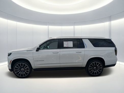 Used 2025 Chevrolet Suburban High Country AWD/4WD image 7