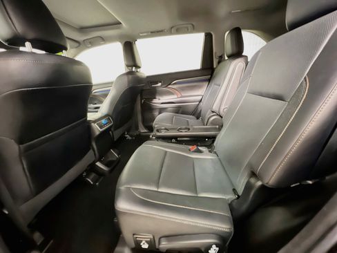 Used 2017 Toyota Highlander Limited FWD image 29