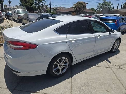 Used 2018 Ford Fusion SE FWD image 3