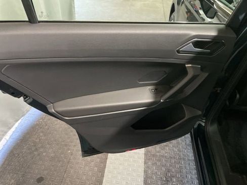 Used 2018 Volkswagen Tiguan SE w/ Panoramic Sunroof Package AWD/4WD image 11