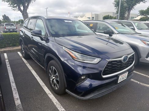 Used 2021 Toyota Highlander XLE FWD image 1