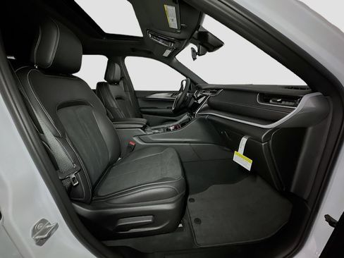 New 2025 Jeep Grand Cherokee L Altitude AWD/4WD image 33