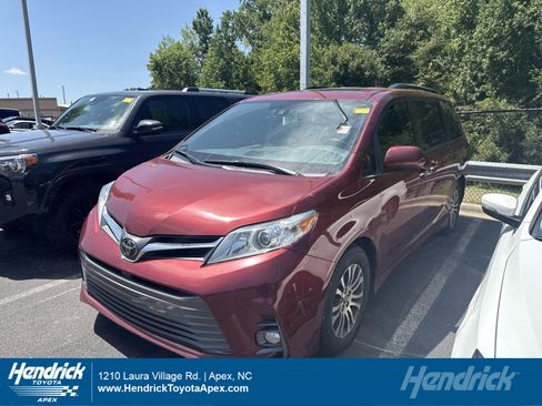 Used 2020 Toyota Sienna XLE Premium FWD image 1
