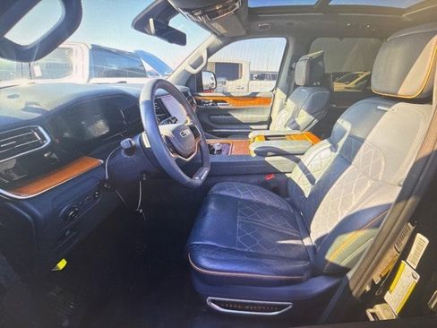 Used 2022 Jeep Grand Wagoneer Series III w/ Rear Seat Video Group 1 image 10