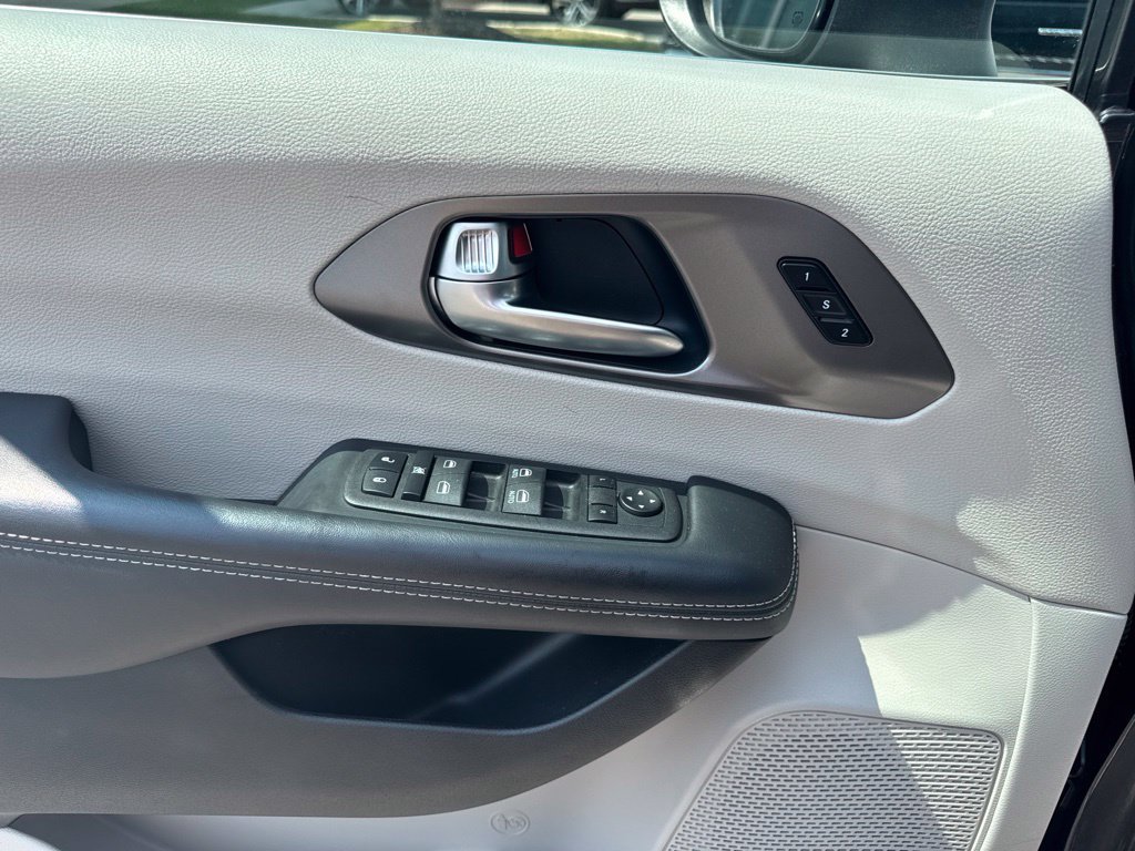 Used 2023 Chrysler Pacifica Touring-L FWD image 11