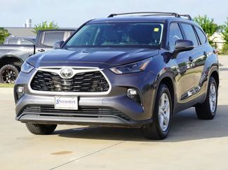 Used 2023 Toyota Highlander LE FWD video 3