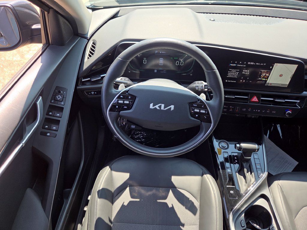 Used 2023 Kia Niro EX FWD image 4