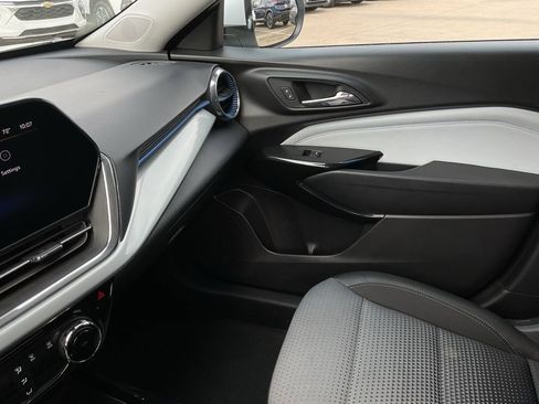Used 2025 Chevrolet Trax LT image 34