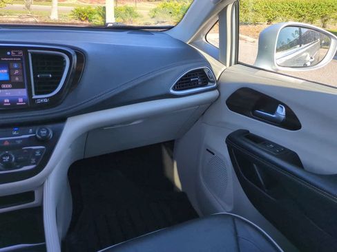 Used 2022 Chrysler Pacifica Limited FWD image 17