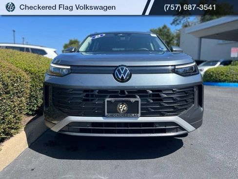 Used 2025 Volkswagen Tiguan SE FWD image 11