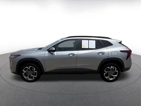 Used 2025 Chevrolet Trax LT FWD image 8