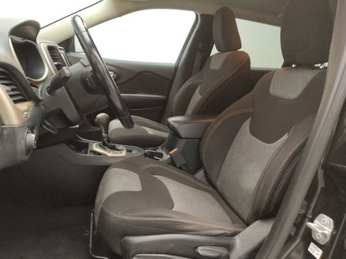 Used 2018 Jeep Cherokee Latitude w/ Altitude Package image 18