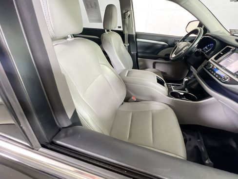 Used 2015 Toyota Highlander XLE AWD/4WD image 29