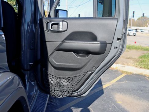 Used 2019 Jeep Wrangler Unlimited Sahara AWD/4WD image 36