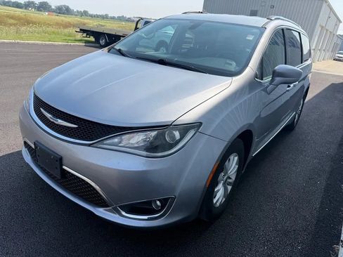 Used 2019 Chrysler Pacifica Touring-L FWD image 4
