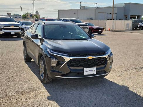 Used 2025 Chevrolet Trax LT FWD image 2