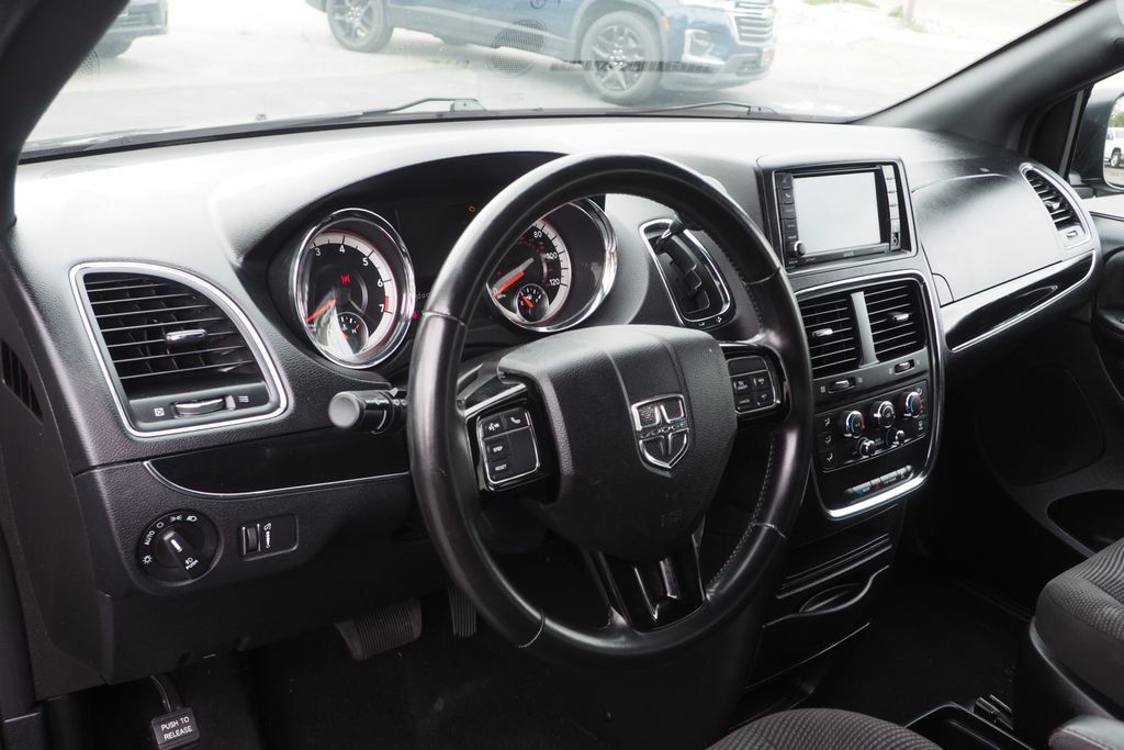 Used 2020 Dodge Grand Caravan SE FWD image 11