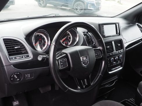 Used 2020 Dodge Grand Caravan SE FWD image 11
