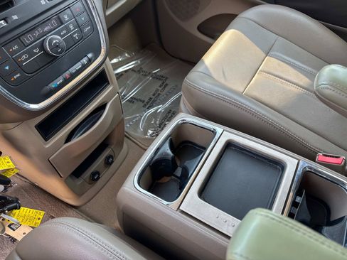 Used 2013 Chrysler Town & Country Touring FWD image 26