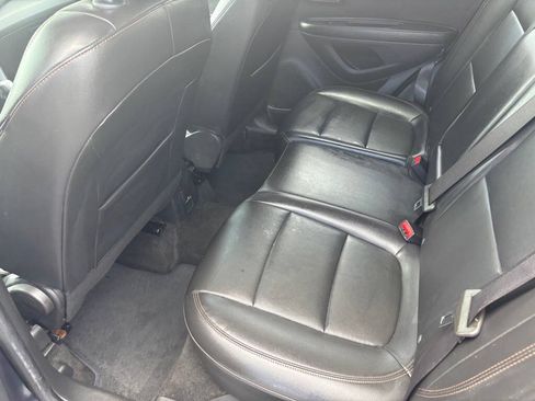Used 2022 Chevrolet Trax LT w/ Premium Seat Package AWD/4WD image 9