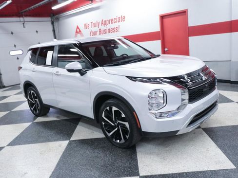 Used 2024 Mitsubishi Outlander SE image 3