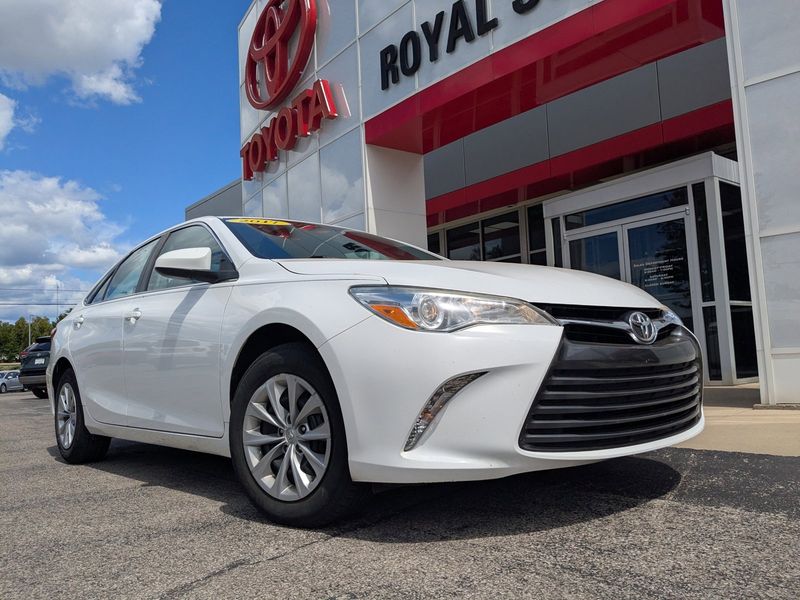 Used 2017 Toyota Camry LE image 1