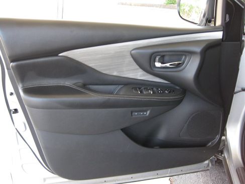 Used 2016 Nissan Murano Platinum w/ Platinum Technology Package FWD image 11