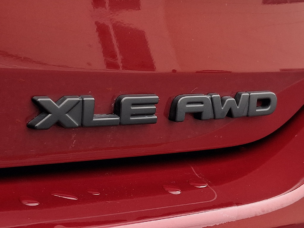 Used 2021 Toyota Highlander XLE AWD/4WD image 36