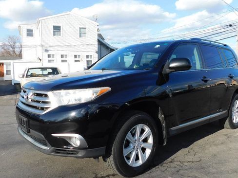 Used 2012 Toyota Highlander SE w/ Tow Pkg image 2