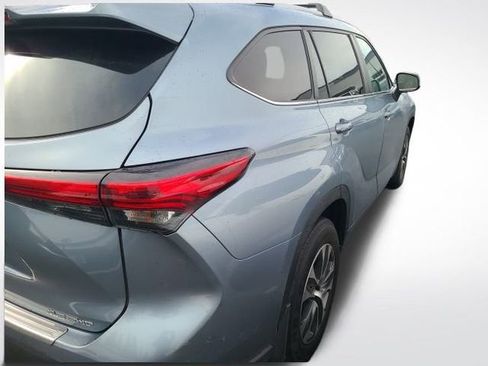 Used 2023 Toyota Highlander XLE image 5