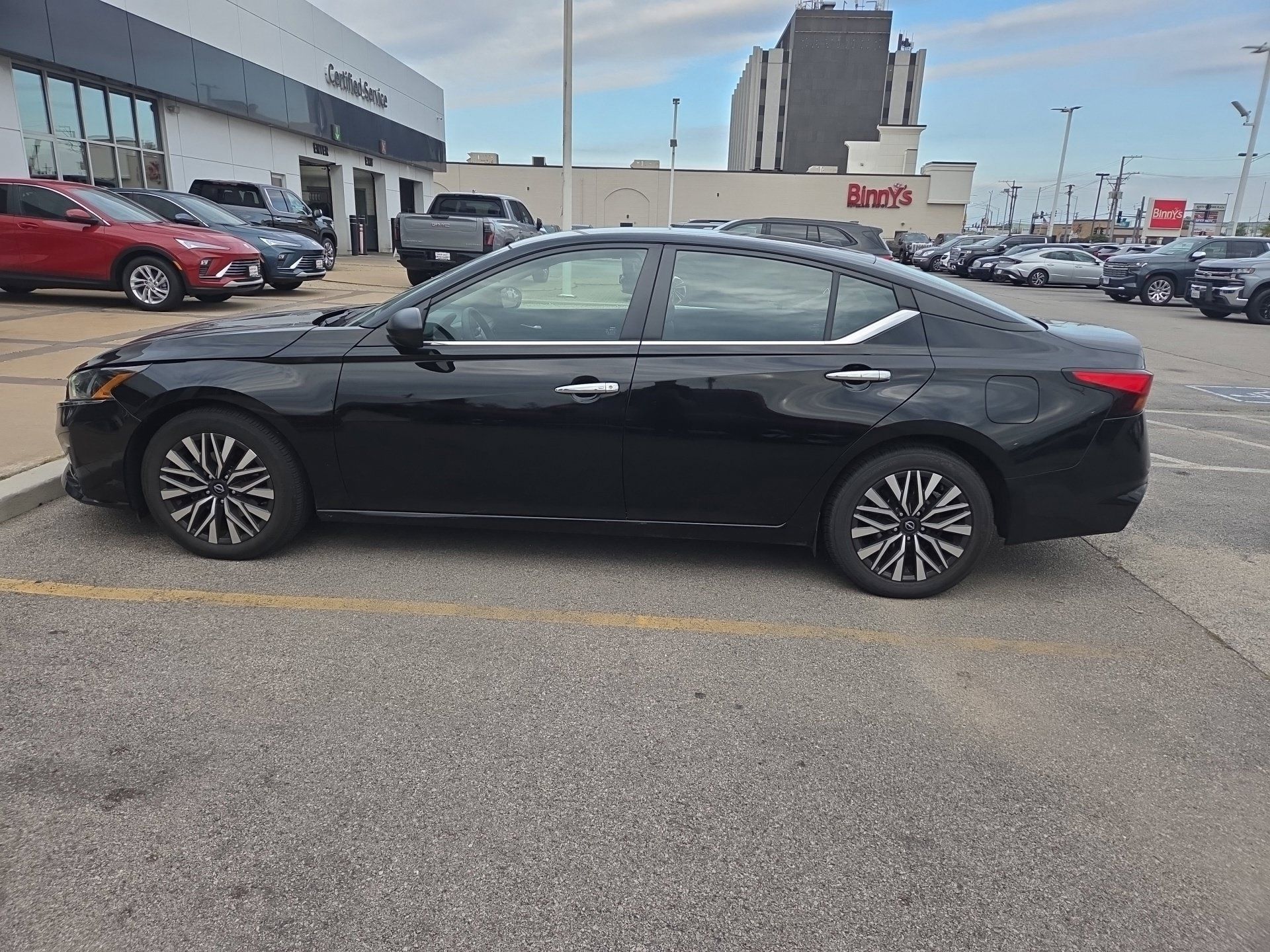 Used 2024 Nissan Altima 2.5 SV FWD image 9