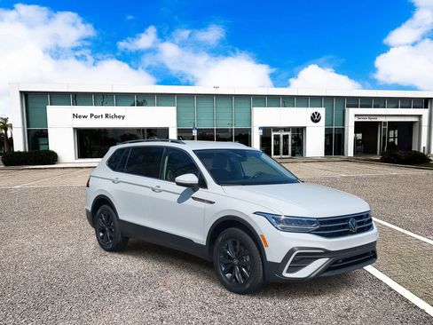 Used 2024 Volkswagen Tiguan SE FWD image 2