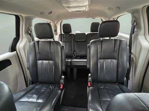 Used 2014 Chrysler Town & Country Touring image 11