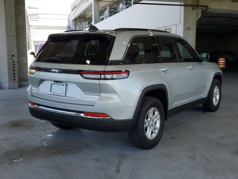 Used 2024 Jeep Grand Cherokee Laredo image 2