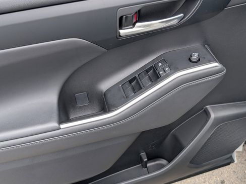 Used 2023 Toyota Highlander XLE image 16