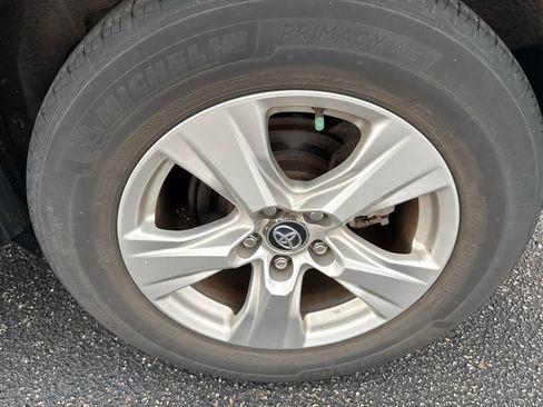 Used 2020 Toyota RAV4 XLE w/ Convenience Package FWD image 21