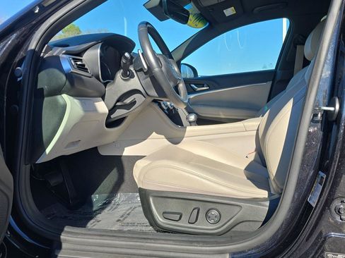 Used 2023 Genesis G70 2.0T image 12