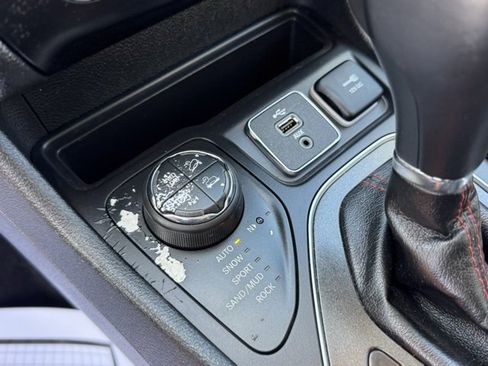 Used 2019 Jeep Cherokee Trailhawk image 21