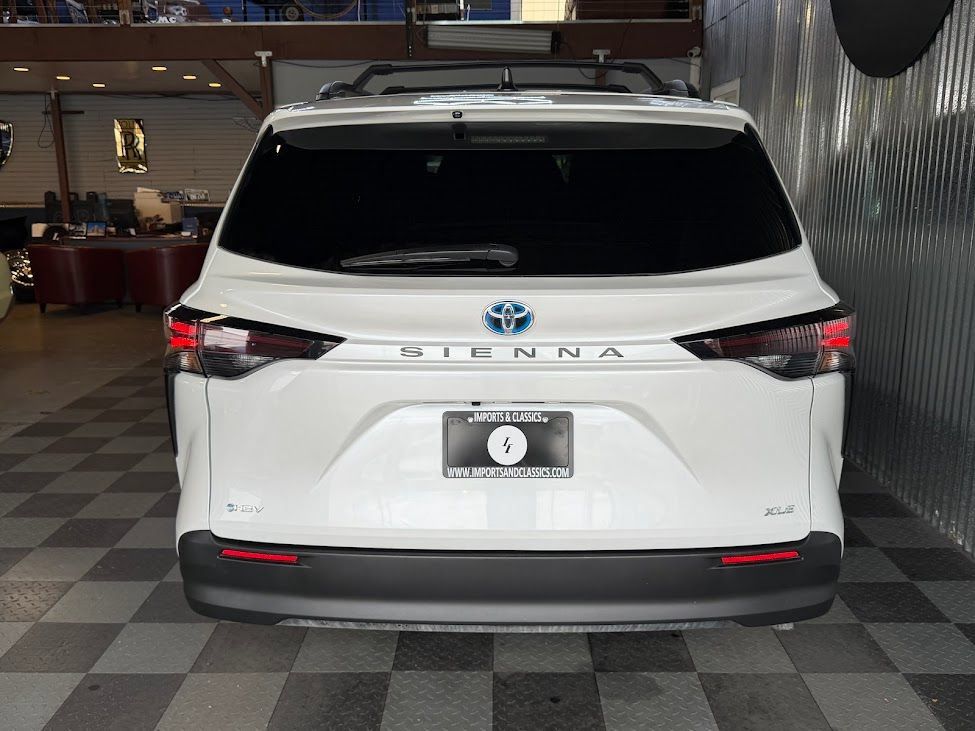 Used 2025 Toyota Sienna XLE FWD image 6