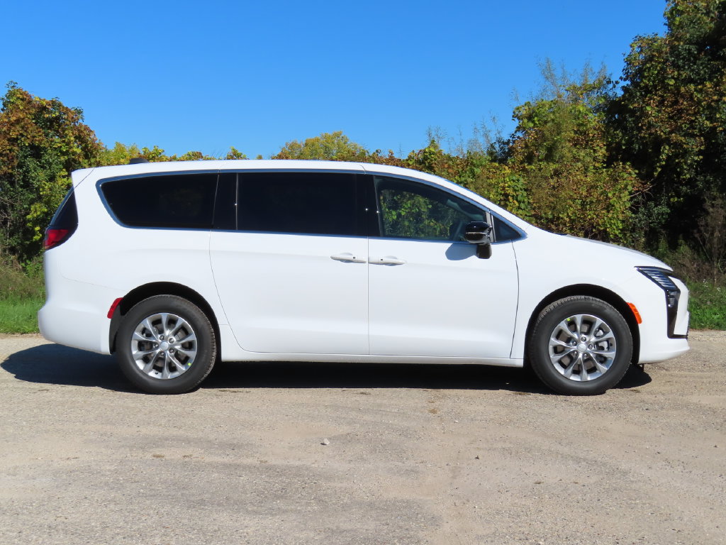 New 2027 Chrysler Pacifica Select AWD/4WD image 2