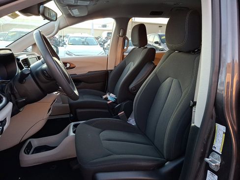 Used 2023 Chrysler Voyager LX image 14