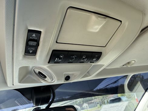 Used 2010 Chrysler Town & Country Limited image 26